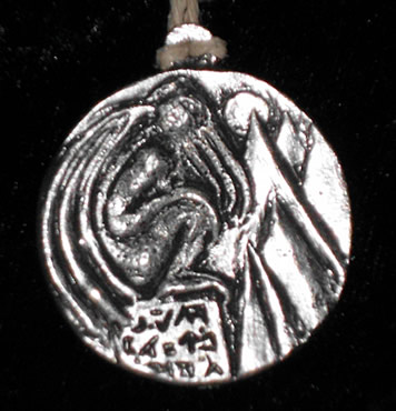Cthulhu - Amulett aus Zinn - Ansicht Profil (rund)
