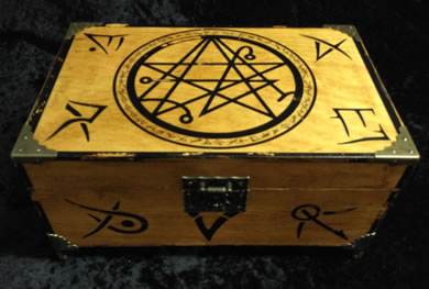 Necronomicon Holzschatulle Ansicht von schrg vorne