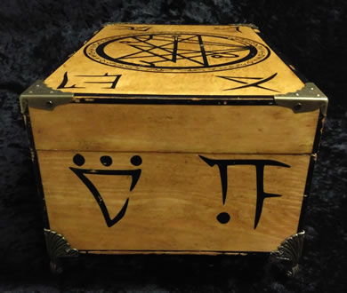 Necronomicon Holzschatulle Ansicht von der Seite